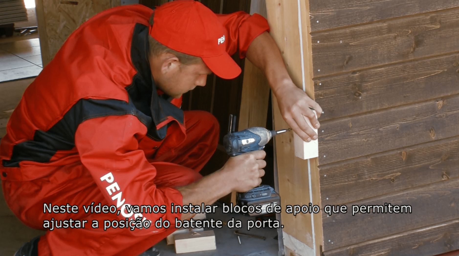 Play video: Como usar espuma de PU para instalar portas exteriores