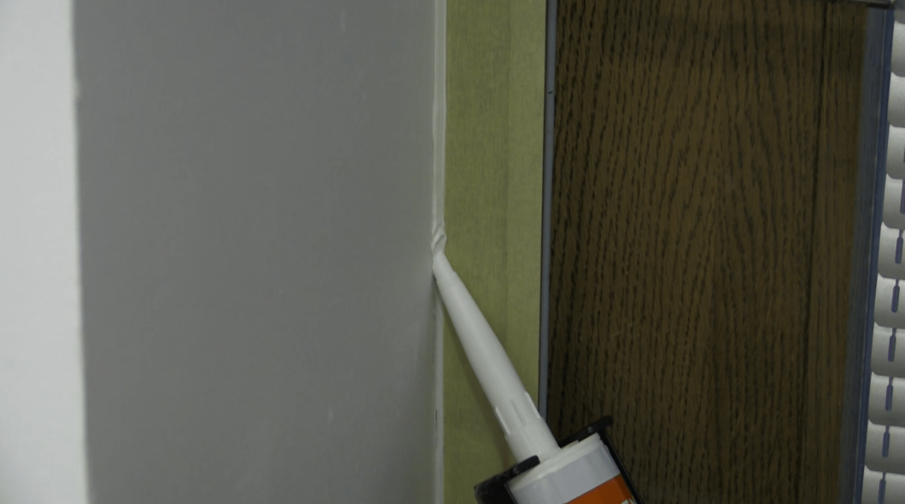 Play video: How to fill a wall crack with acrylic?