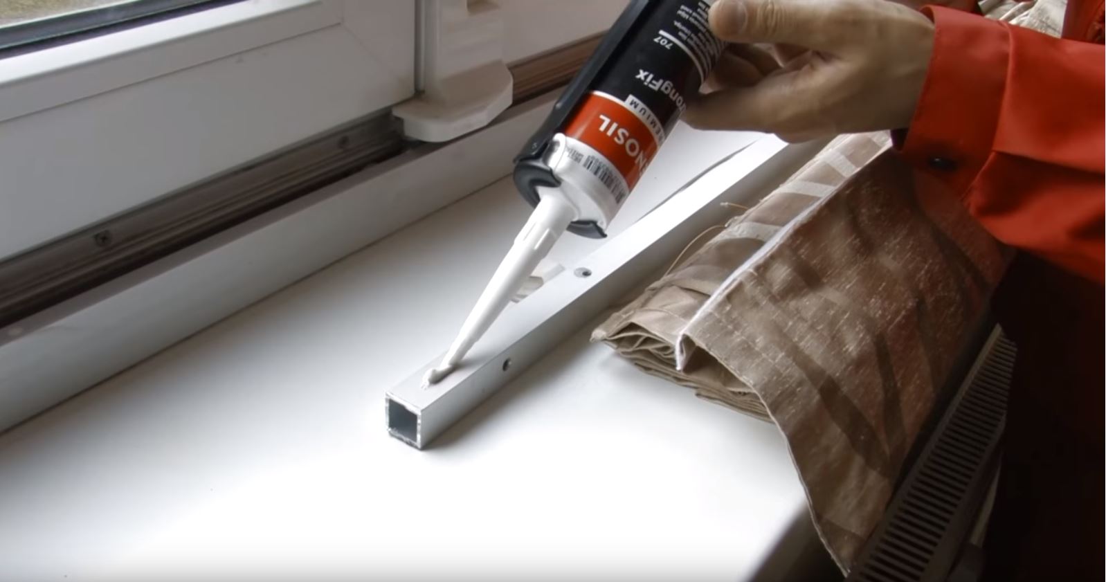 Play video: How to install a curtain rod with ultra strong adhesive?