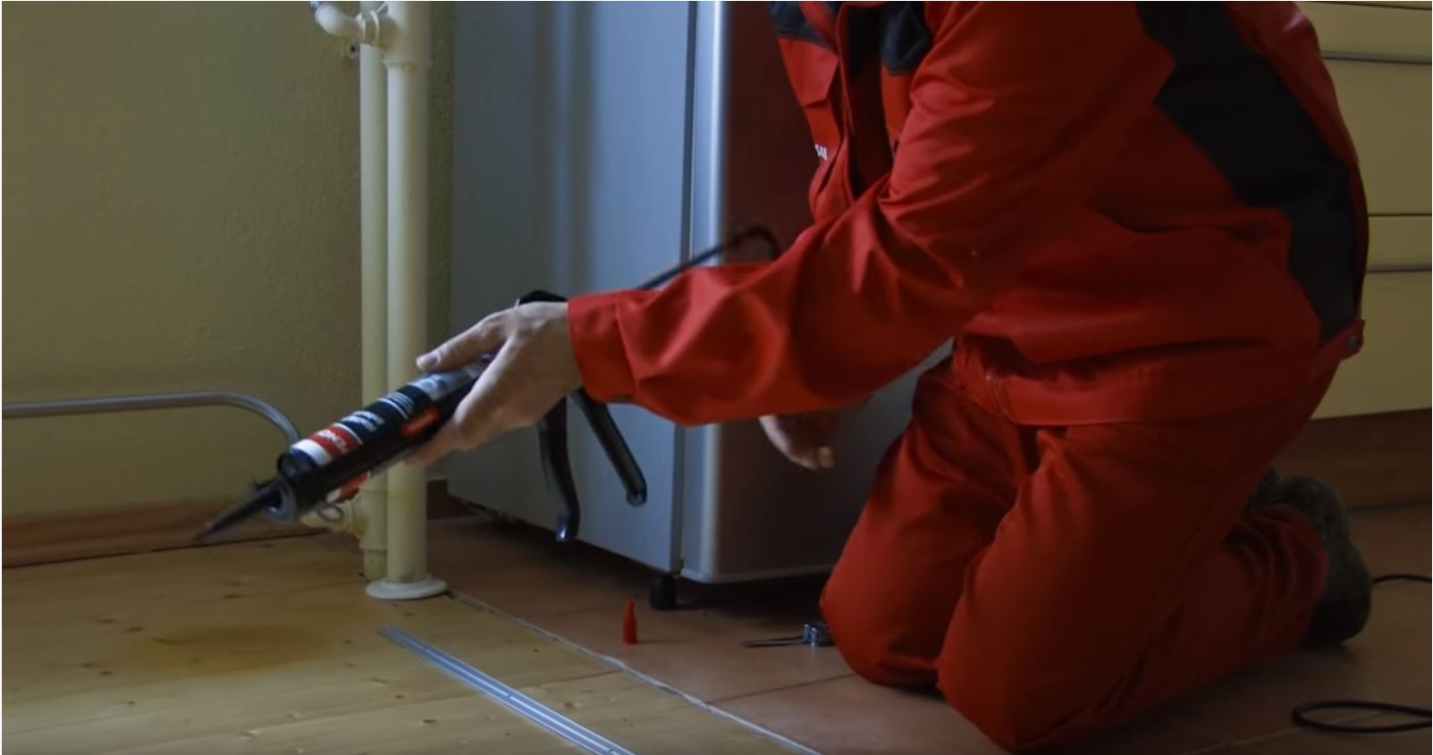 Play video: How to attach a floor moulding with glue?