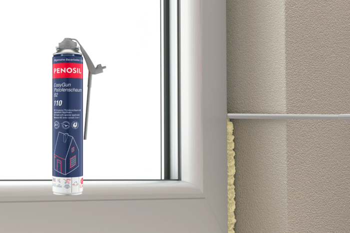 Penosil Pistolenschaum mit EasyGun-Applikator im Hintergrund des Fensters
