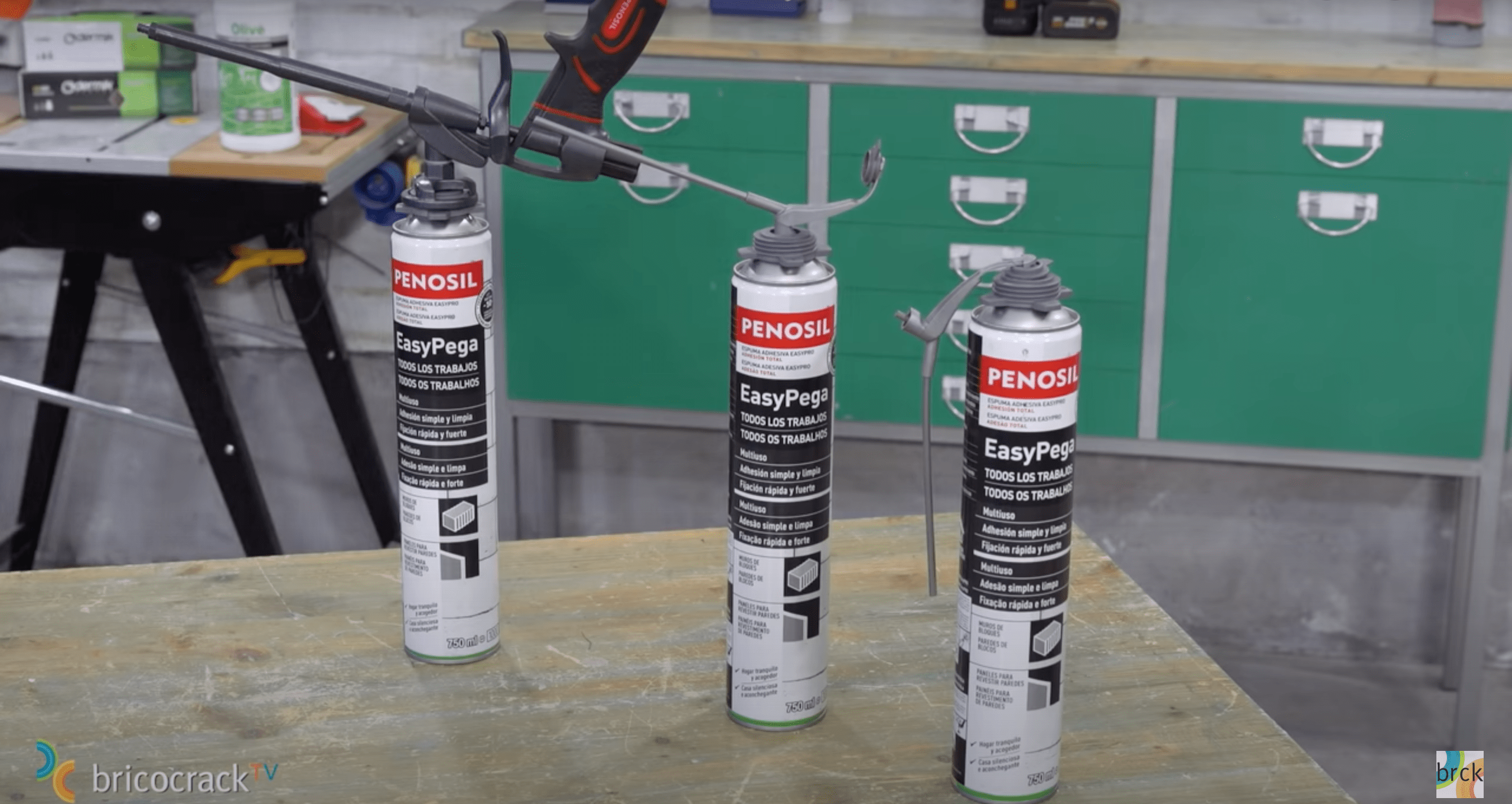 Play video: Pegar y construir con espuma adhesiva (Bricocrack)