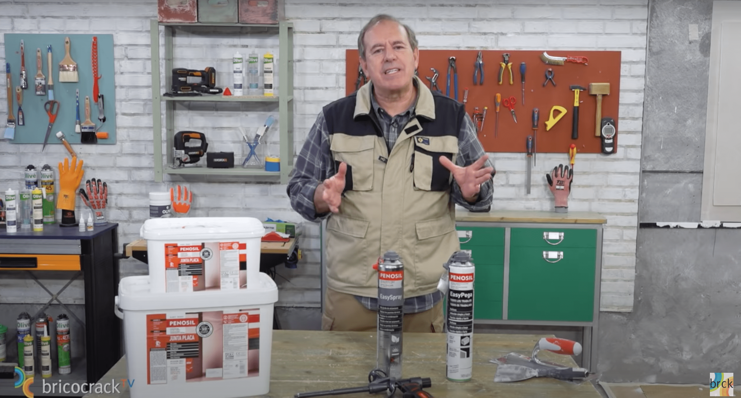 Play video: Aislamientos con espuma y placas sin cinta (Bricocrack)