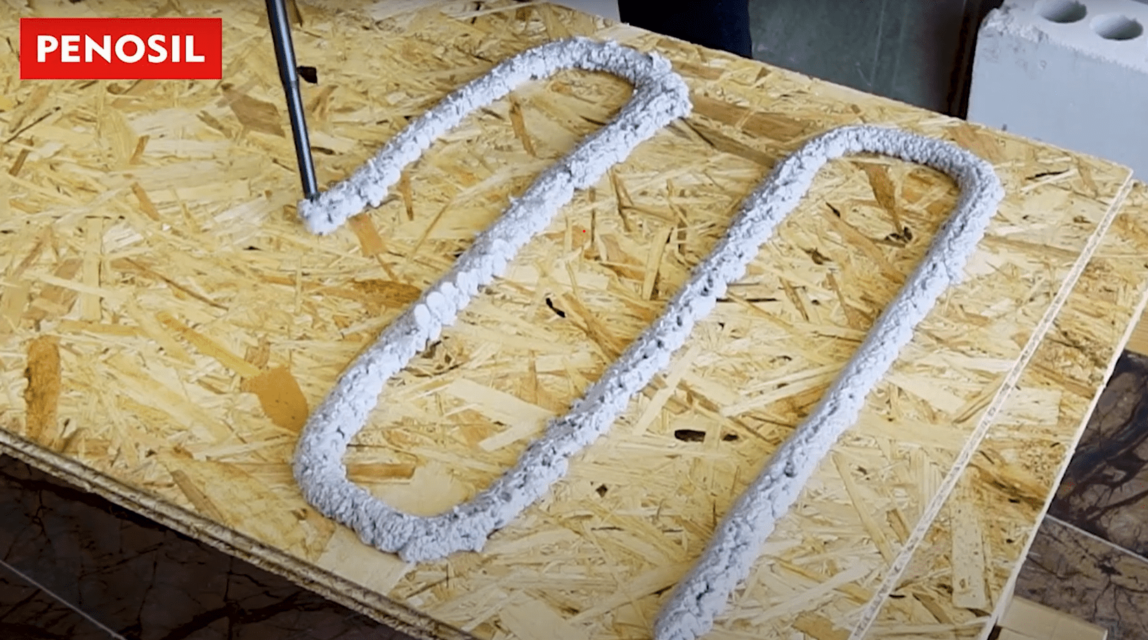 Play video: Espuma adhesiva Multimaterial | Pegado en 60 segundos | PENOSIL EasyPega