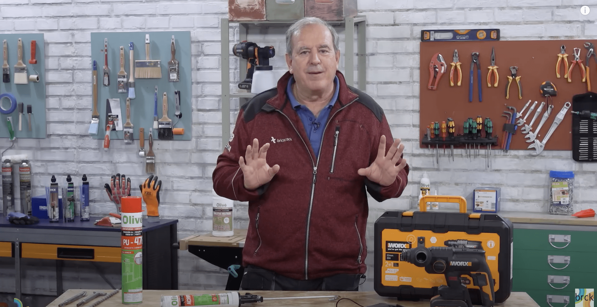 Play video: Cómo aislar tubos en paredes y fachadas (Bricocrack)