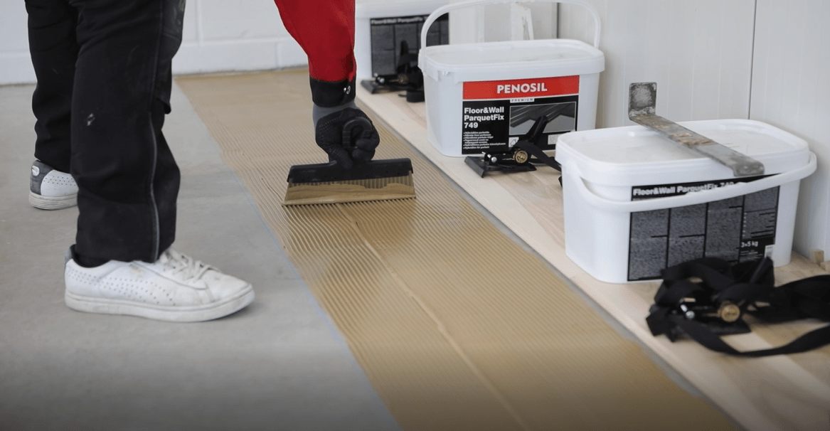 Play video: Как клеить паркет?