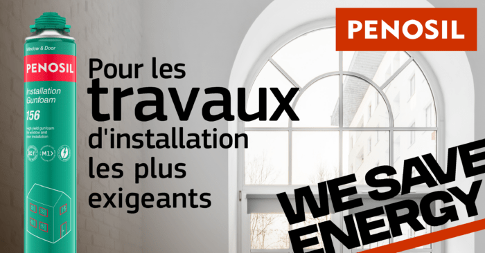 Sur la gauche il y a une mousse penosil avec un emballage vert, à droite de cet aérosol nous avons le texte "pour les travaux d'installation les plus exigeants", le tout devant un fond blanc ayant une fenêtre en arc, sur la droite de l'image on voir en haut le logo et en bas le slogan "we save energy".