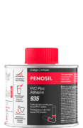Boîte de colle professionnelle PENOSIL PVC Pipe Adhesive 935, destinée aux tubes en PVC rigides. Le contenant métallique est muni d’un bouchon rouge, avec des indications en plusieurs langues (français, néerlandais, anglais). Les pictogrammes sur l’étiquette mentionnent une forte adhésion, une compatibilité avec l’eau potable, une résistance aux produits chimiques, et un temps de prise de 5 minutes.