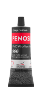 Tube de colle PENOSIL PVC Profiles Adhesive 966, destiné au collage de profils en PVC rigide. L’emballage est noir, rouge et blanc, avec un bouchon noir. Les mentions indiquent une colle PVC solvant, à prise rapide, avec une forte adhésion et une application précise. Les informations sont présentées en français et en néerlandais.