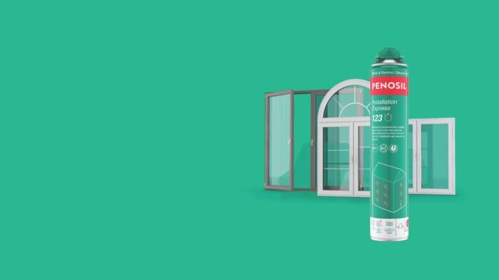 Mousse Penosil Installation Express 123 devant plusieurs menuiseries de différentes couleurs le tout sur un fond vert.