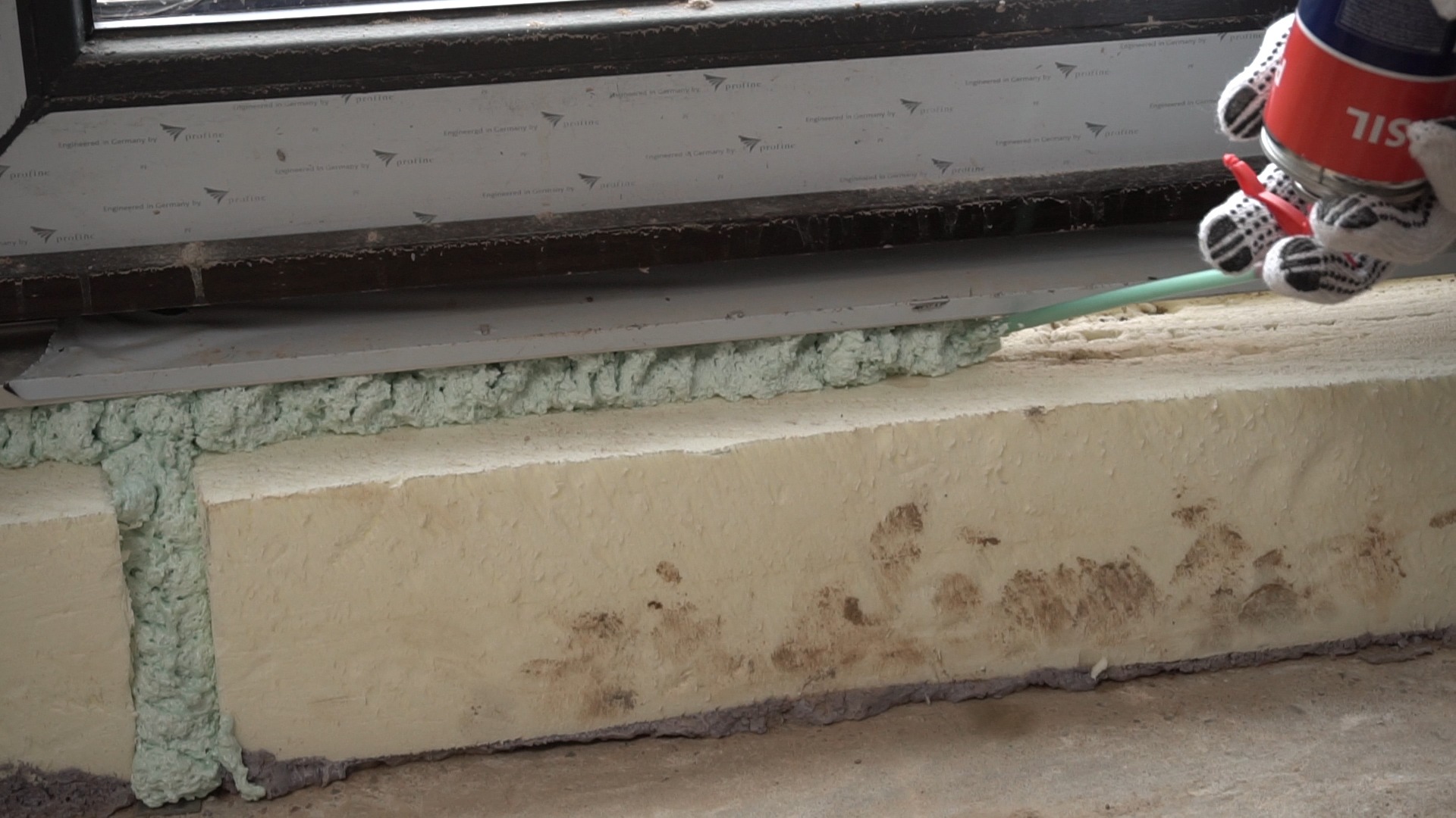 Play video: Kaip užsandarinti ertmę po durimis su Penosil Premium FastFoam 2K putomis?