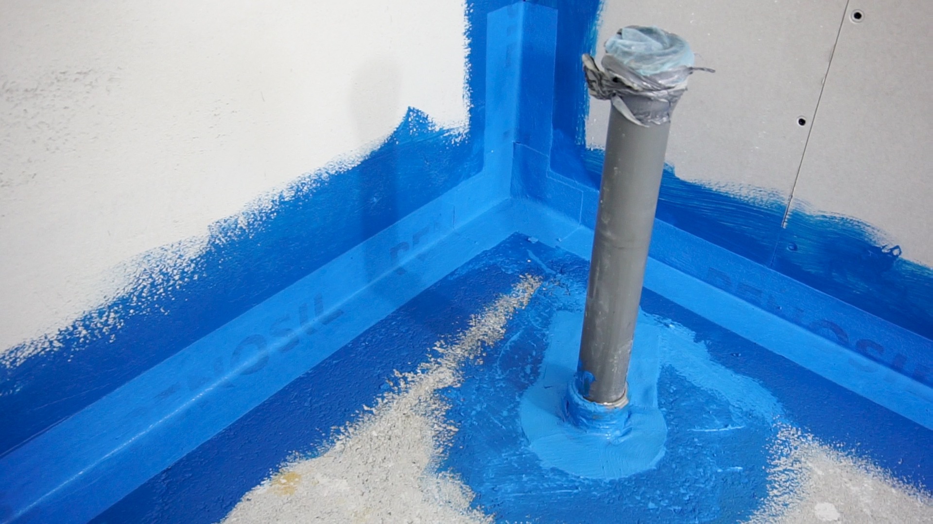 Play video: Drėgnų patalpų izoliavimas nuo drėgmės su Penosil Premium AquaBrake Fiber