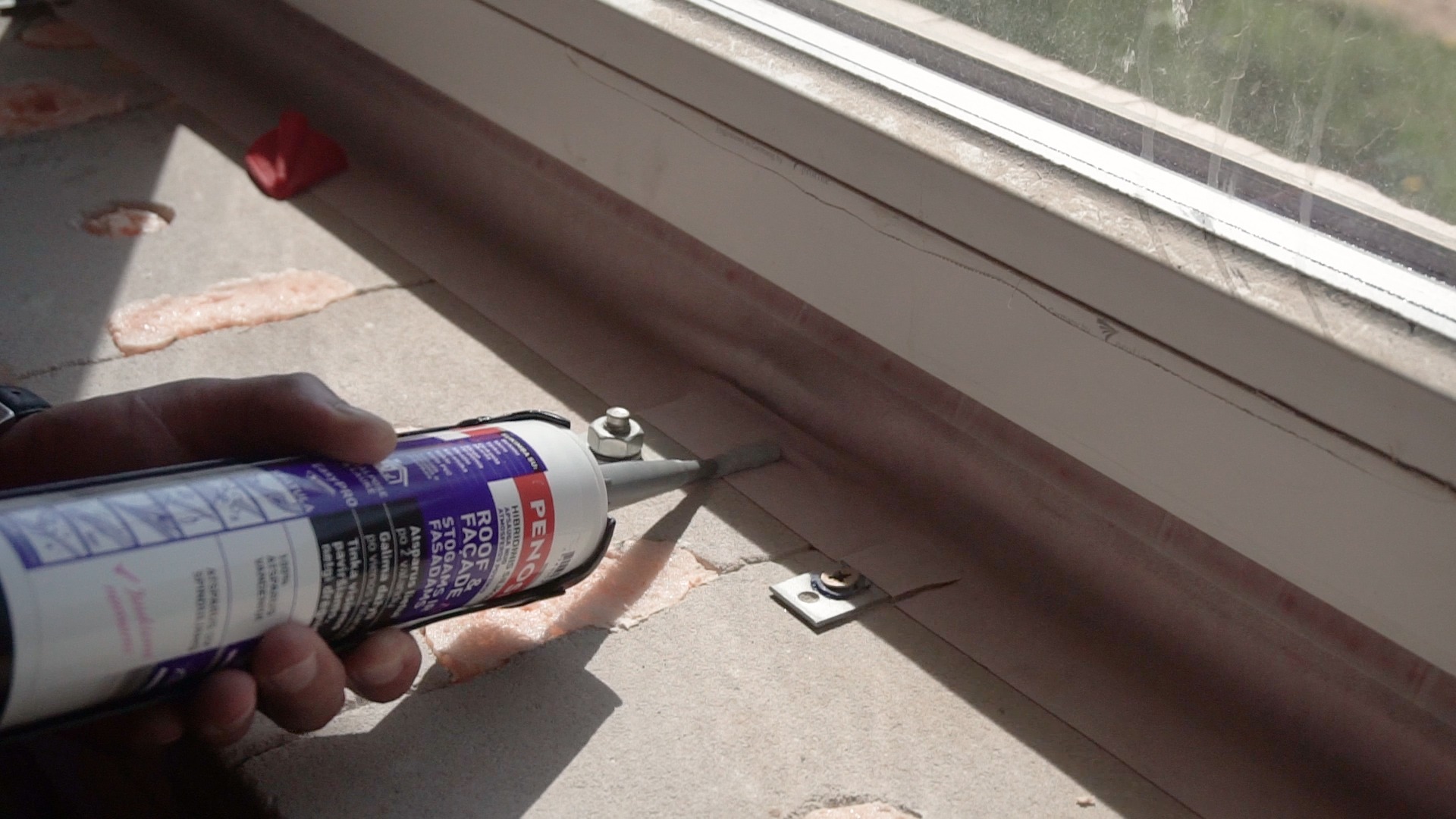 Play video: Surenkamų sąramų ir langų elementų sandarinimas su Penosil Roof&Facade hermetiku