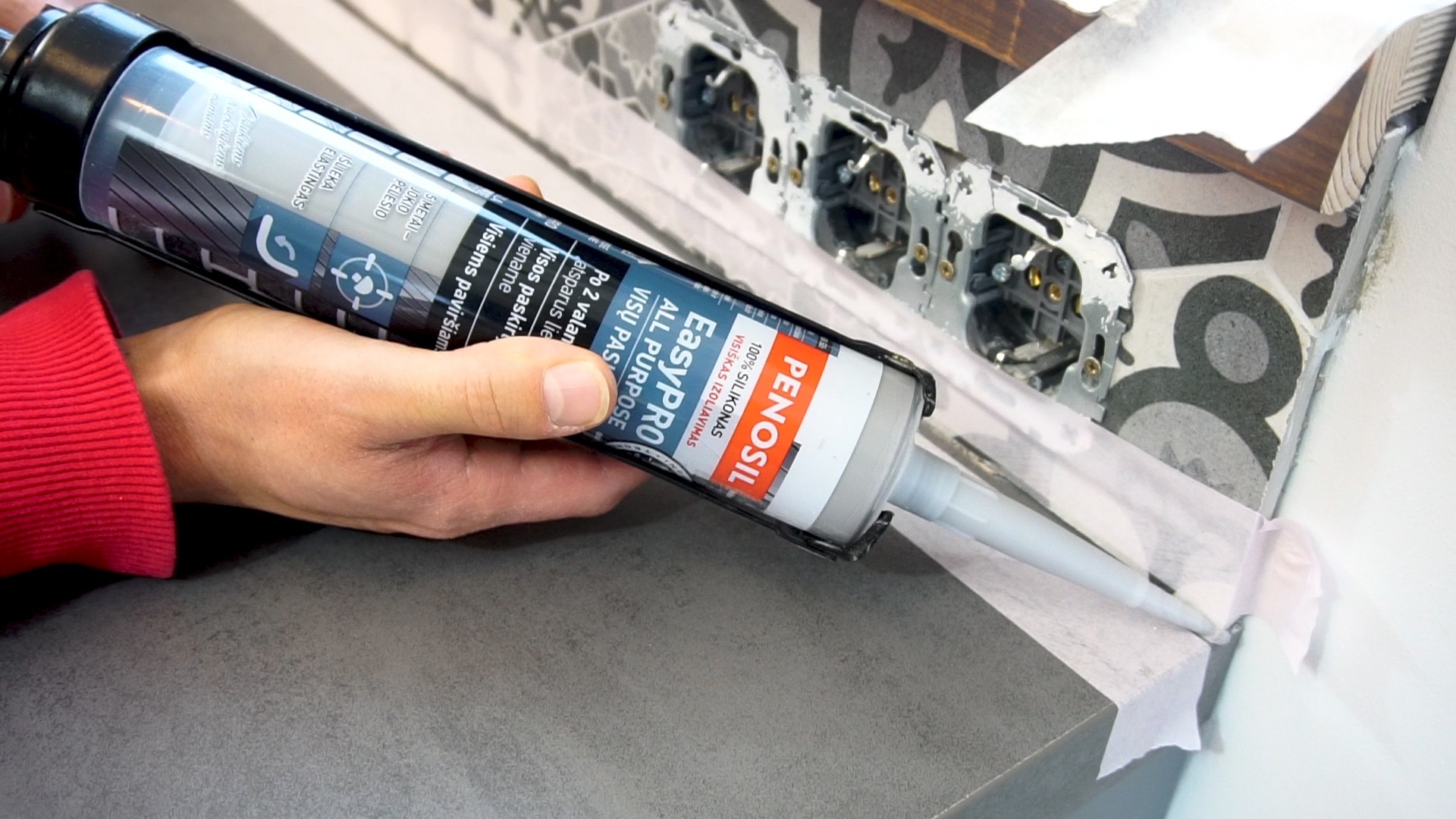 Play video: Kaip sandarinti tarpą tarp stalviršio ir sienos su Penosil EasyPro All Purpose silikonu?