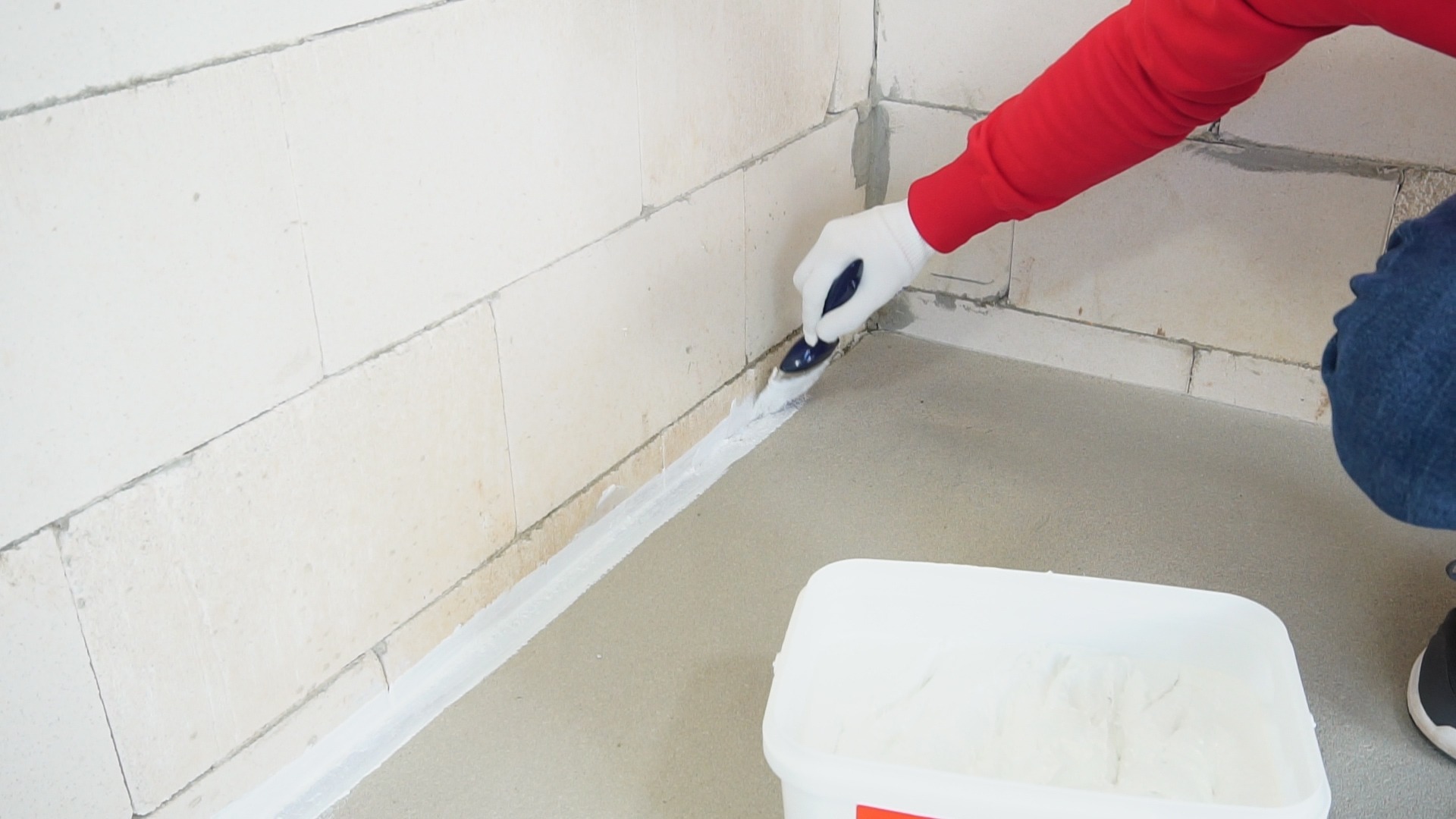 Play video: Kaip užsandarinti tarpą tarp grindų ir sienos su PENOSIL Premium Air&Vapour Membrane?