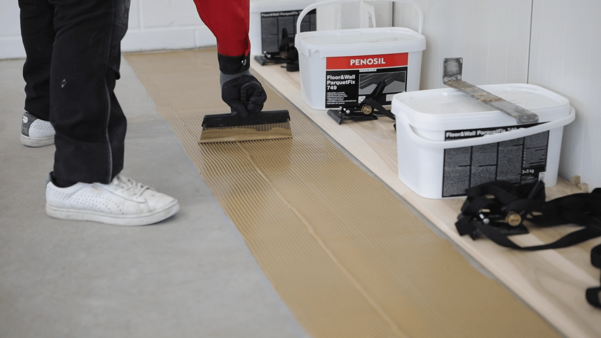 Play video: Kaip klijuoti parketą su Penosil Floor&Wall ParquetFix 749?