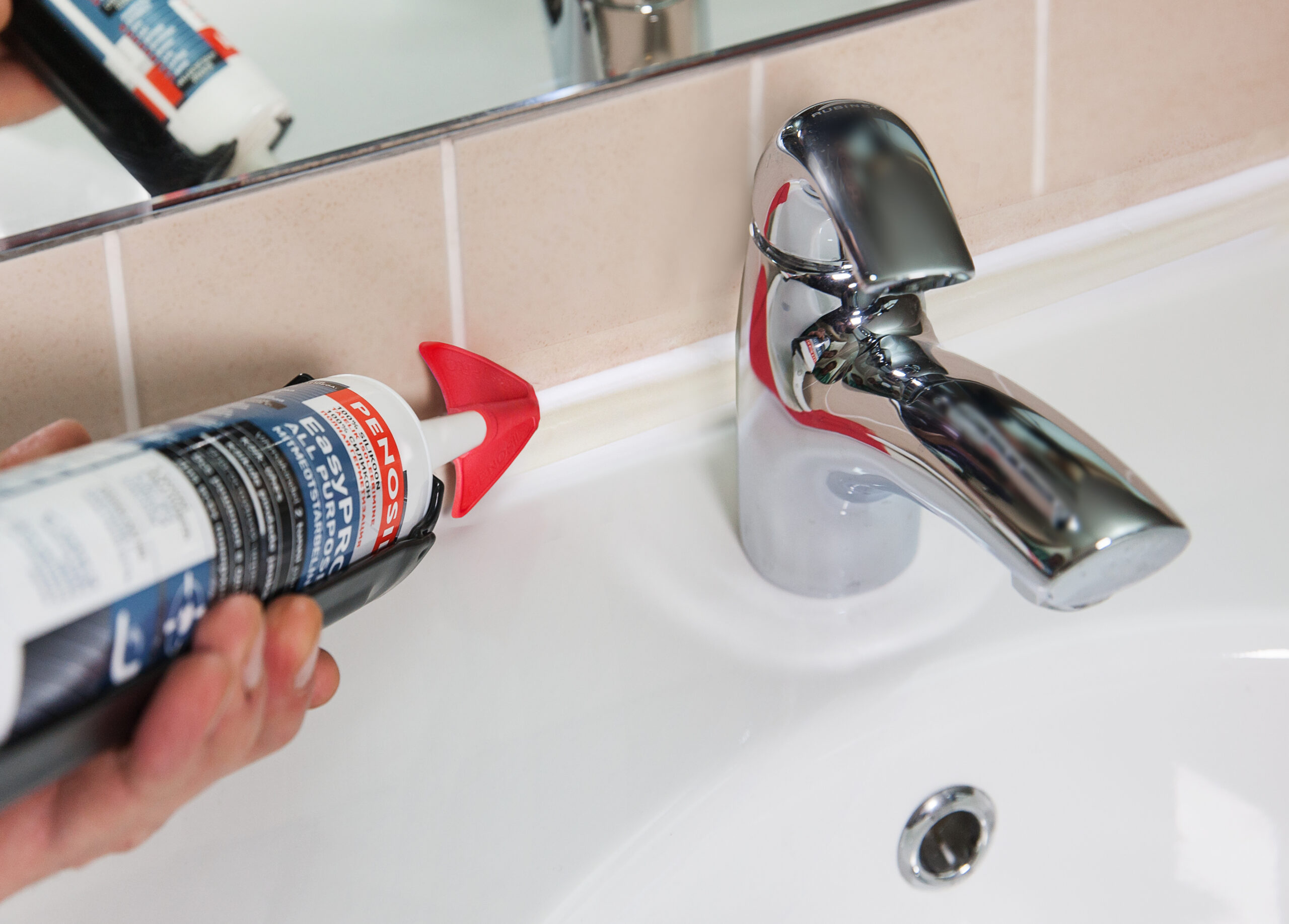 Play video: Como aplicar silicone com uma espátula