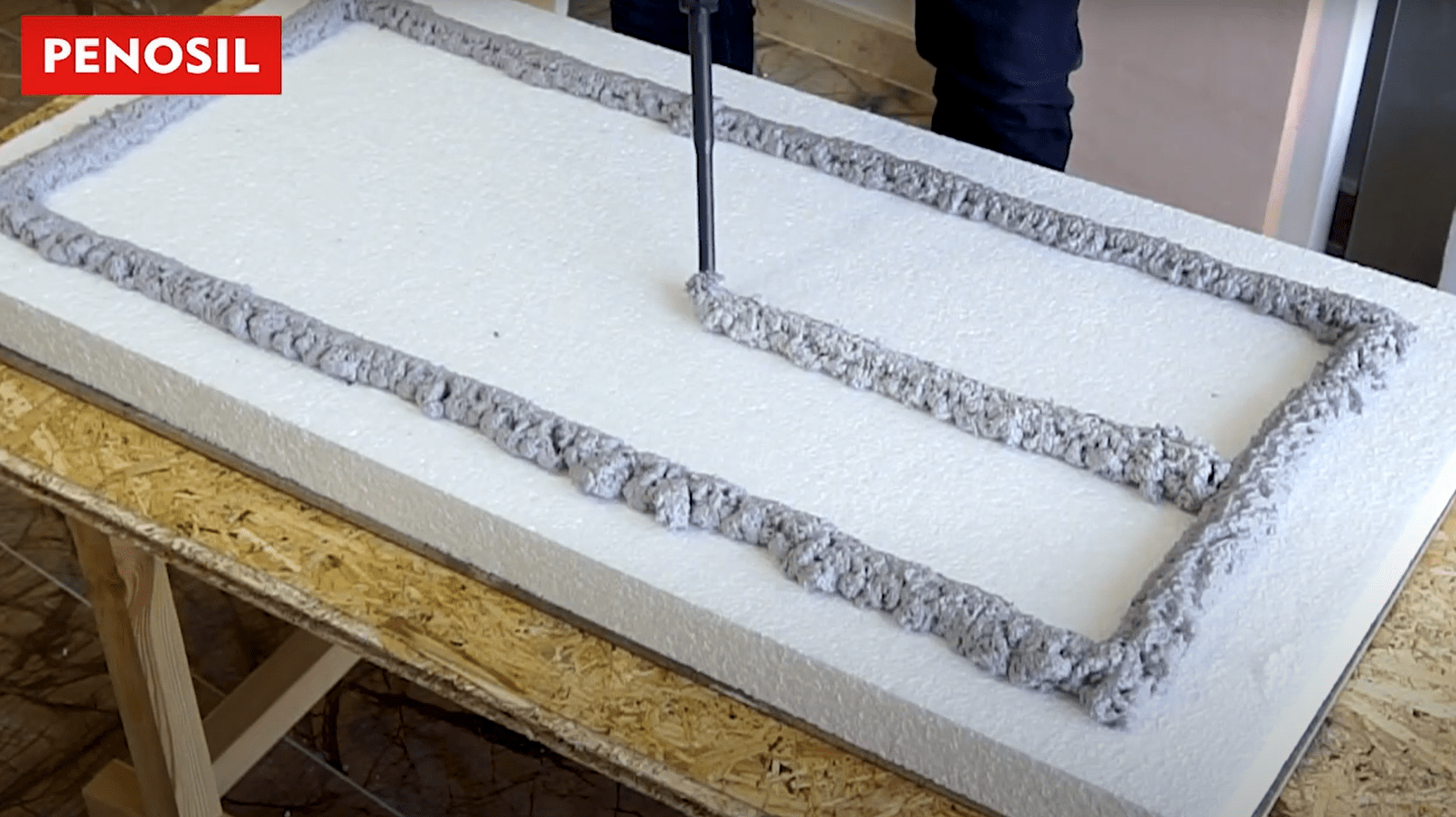 Play video: Espuma adesiva multimaterial | fixação em 60 segundos| |PENOSIL EASYPEGA