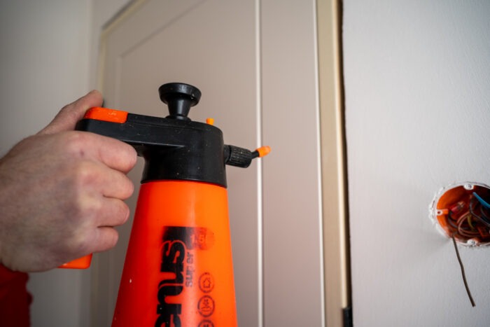 Moistening the joint before foam application